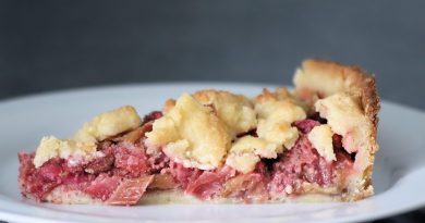 Rhabarber-Erdbeer-Kuchen mit Mürbteig und Streuseln